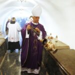 02.11.2019 Kielce. Dzień Zaduszny. Otwarcie krypty w której są pochowani kieleccy biskupi. Biskup Jan Piotrowski. Z lewej biskup Marian Florczyk i biskup Andrzej Kaleta / Jarosław Kubalski / Radio Kielce