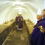 02.11.2019 Kielce. Dzień Zaduszny. Otwarcie krypty w której są pochowani kieleccy biskupi. Biskup Jan Piotrowski, biskup Marian Florczyk i biskup Andrzej Kaleta / Jarosław Kubalski / Radio Kielce