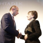 08.11.2019 Kielce. WDK. Odznaczenia "Świadek Historii". Mateusz Szpytma - wiceprezes IPN wręcza odznaczenie dla Adrienne Körmendy - konsula generalnego Węgier w Krakowie / Jarosław Kubalski / Radio Kielce