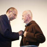 08.11.2019 Kielce. WDK. Odznaczenia "Świadek Historii". Mateusz Szpytma - wiceprezes IPN wręcza odznaczenie dla o. Jerzego Pająka - kapucyna, kapelana Związku Sybiraków i Związku Żołnierzy AK / Jarosław Kubalski / Radio Kielce