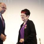 08.11.2019 Kielce. WDK. Odznaczenia "Świadek Historii". Mateusz Szpytma - wiceprezes IPN wręcza odznaczenie dla Jolanty Kulińskiej - wiceprezes Stowarzyszenia Kielecka Rodzina Katyńska / Jarosław Kubalski / Radio Kielce