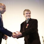 08.11.2019 Kielce. WDK. Odznaczenia "Świadek Historii". Mateusz Szpytma - wiceprezes IPN wręcza odznaczenie dla Janusza Bastera - zajmującego się popularyzowaniem wiedzy o konspiracji w czasach okupacji hitlerowskiej / Jarosław Kubalski / Radio Kielce