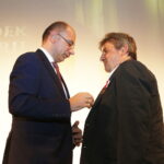 08.11.2019 Kielce. WDK. Odznaczenia "Świadek Historii". Mateusz Szpytma - wiceprezes IPN wręcza odznaczenie dla stowarzyszenia NZS 1980. Odbiera prezes stowarzyszenia Adam Kalita / Jarosław Kubalski / Radio Kielce