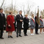 08.11.2019 Kielce. VII LO im. J. Piłsudskiego. Odsłonięcie muralu przedstawiającego Marszałka Józefa Piłsudskiego. Od lewej: Leszek Bukowski - kielecka delegatura IPN, Maria Zuba - poseł, Krzysztof Słoń - senator i Dorota Koczwańska-Kalita - naczelnik kieleckiej delegatury IPN / Jarosław Kubalski / Radio Kielce