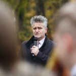 08.11.2019 Kielce. VII LO im. J. Piłsudskiego. Odsłonięcie muralu przedstawiającego Marszałka Józefa Piłsudskiego. Krzysztof Słoń - senator / Jarosław Kubalski / Radio Kielce