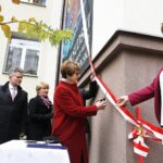 08.11.2019 Kielce. VII LO im. J. Piłsudskiego. Odsłonięcie muralu przedstawiającego Marszałka Józefa Piłsudskiego. Krzysztof Słoń - senator, Dorota Koczwańska-Kalita - naczelnik kieleckiej delegatury IPN, Maria Zuba - poseł i Iwona Kijewska - dyrektor szkoły / Jarosław Kubalski / Radio Kielce