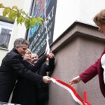 08.11.2019 Kielce. VII LO im. J. Piłsudskiego. Odsłonięcie muralu przedstawiającego Marszałka Józefa Piłsudskiego. Krzysztof Słoń - senator, Dorota Koczwańska-Kalita - naczelnik kieleckiej delegatury IPN, Kazimierz Mądzik - Świętokrzyski Kurator Oświaty i Iwona Kijewska - dyrektor szkoły / Jarosław Kubalski / Radio Kielce