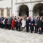 11.11.2019 Kielce. Święto Niepodległości. Wspólne śpiewanie hymnu przed Muzeum Narodowym / Jarosław Kubalski / Radio Kielce