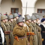 11.11.2019 Kielce. Święto Niepodległości. Wspólne śpiewanie hymnu przed Muzeum Narodowym / Jarosław Kubalski / Radio Kielce