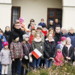 11.11.2019 Kielce. Święto Niepodległości. Wspólne śpiewanie hymnu przed Muzeum Narodowym / Jarosław Kubalski / Radio Kielce