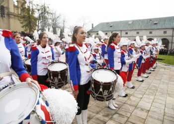 11.11.2019 Kielce. Święto Niepodległości. Wspólne śpiewanie hymnu przed Muzeum Narodowym / Jarosław Kubalski / Radio Kielce