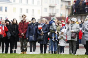 11.11.2019 Kielce. Święto Niepodległości. Wspólne śpiewanie hymnu przed Muzeum Narodowym / Jarosław Kubalski / Radio Kielce