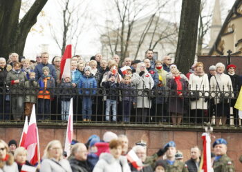11.11.2019 Kielce. Święto Niepodległości. Wspólne śpiewanie hymnu przed Muzeum Narodowym / Jarosław Kubalski / Radio Kielce