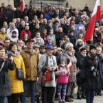 11.11.2019 Kielce. Święto Niepodległości. Wspólne śpiewanie hymnu przed Muzeum Narodowym / Jarosław Kubalski / Radio Kielce