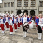 11.11.2019 Kielce. Święto Niepodległości. Wspólne śpiewanie hymnu przed Muzeum Narodowym / Jarosław Kubalski / Radio Kielce