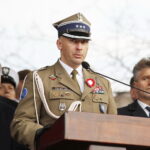 11.11.2019 Kielce. Święto Niepodległości. Uroczystości na Placu Wolności. Przemawia pułkownik Paweł Chabielski. Z lewej Piotr Wawrzyk - wiceminister spraw zagranicznych, z prawej Krzysztof Słoń - senator / Jarosław Kubalski / Radio Kielce