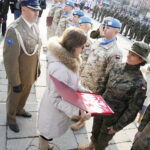 11.11.2019 Kielce. Święto Niepodległości. Uroczystości na Placu Wolności. Z lewej pułkownik Paweł Chabielski i wojewoda Agata Wojtyszek wręczają flagi dla powracających na misje kontyngentów wojskowych / Jarosław Kubalski / Radio Kielce