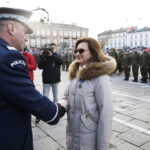 11.11.2019 Kielce. Święto Niepodległości. Uroczystości na Placu Wolności. Wojewoda Agata Wojtyszek otrzymuje z rąk komendanta wojewódzkiego policji Pawła Dzierżaka medal na 100 lecie utworzenia Policji Państwowej / Jarosław Kubalski / Radio Kielce
