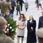 11.11.2019 Kielce. Święto Niepodległości. Uroczystości na Placu Wolności. Od lewej Andrzej Pruś - przewodniczący sejmiku, Agata Wojtyszek - wojewoda, Renata Janik - wicemarszałek i Bogdan Wenta - prezydent Kielc / Jarosław Kubalski / Radio Kielce