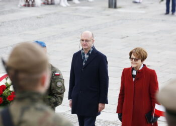 11.11.2019 Kielce. Święto Niepodległości. Uroczystości na Placu Wolności. Piotr Wawrzyk - wiceminister spraw zagranicznych i Maria Zuba - poseł / Jarosław Kubalski / Radio Kielce