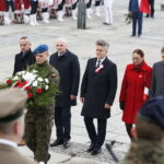 11.11.2019 Kielce. Święto Niepodległości. Uroczystości na Placu Wolności. Od lewej Piotr Kisiel - radny, Rafał Nowak - dyrektor Wzgórza Zamkowego, Krzysztof Słoń - senator, Marianna Noworycka-Gniatkowska - radna i  Jarosław Karyś - radny / Jarosław Kubalski / Radio Kielce