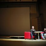 13.11.2019 Kielce. Filharmonia Świętokrzyska. Jarosław Skulski - kierownik kina studyjnego Fenomen i Jan Nowicki - aktor w czasie rozmowy przed pokazem filmu "Lawa" / Jarosław Kubalski / Radio Kielce