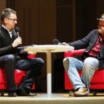 13.11.2019 Kielce. Filharmonia Świętokrzyska. Jarosław Skulski - kierownik kina studyjnego Fenomen i Jan Nowicki - aktor w czasie rozmowy przed pokazem filmu "Lawa" / Jarosław Kubalski / Radio Kielce