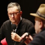 13.11.2019 Kielce. Filharmonia Świętokrzyska. Jarosław Skulski - kierownik kina studyjnego Fenomen i Jan Nowicki - aktor w czasie rozmowy przed pokazem filmu "Lawa" / Jarosław Kubalski / Radio Kielce