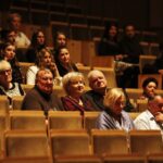 13.11.2019 Kielce. Filharmonia Świętokrzyska. Jarosław Skulski - kierownik kina studyjnego Fenomen i Jan Nowicki - aktor w czasie rozmowy przed pokazem filmu "Lawa" / Jarosław Kubalski / Radio Kielce