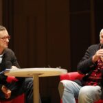 13.11.2019 Kielce. Filharmonia Świętokrzyska. Jarosław Skulski - kierownik kina studyjnego Fenomen i Jan Nowicki - aktor w czasie rozmowy przed pokazem filmu "Lawa" / Jarosław Kubalski / Radio Kielce