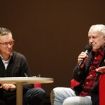 13.11.2019 Kielce. Filharmonia Świętokrzyska. Jarosław Skulski - kierownik kina studyjnego Fenomen i Jan Nowicki - aktor w czasie rozmowy przed pokazem filmu "Lawa" / Jarosław Kubalski / Radio Kielce