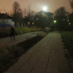 15.11.2019 Kielce. Ścieżki wzdłuż Silnicy pomiędzy ulicami IX Wieków Kielc a Jesionową nocą / Jarosław Kubalski / Radio Kielce