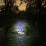 15.11.2019 Kielce. Ścieżki wzdłuż Silnicy pomiędzy ulicami IX Wieków Kielc a Jesionową nocą / Jarosław Kubalski / Radio Kielce