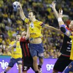 16.11.2019 Kielce. Piłka Ręczna Liga Mistrzów. Mecz PGE Vive Kielce - Vardar Skopje. Arciom Karalok / Jarosław Kubalski / Radio Kielce