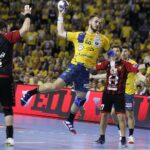 16.11.2019 Kielce. Piłka Ręczna Liga Mistrzów. Mecz PGE Vive Kielce - Vardar Skopje. Arciom Karalok / Jarosław Kubalski / Radio Kielce