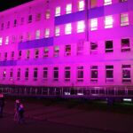 17.11.2019 Kielce. Światowy Dzień Wcześniaka. Wojewódzki Szpital Zespolony podświetlony został z tej okazji na fioletowo / Jarosław Kubalski / Radio Kielce
