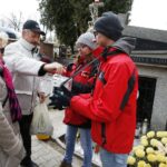 02.11.2019 Kielce. 02.11.2019 Kielce. Dzień Zaduszny. Kwesta na Cmentarzu Starym. Kwestują dziennikarze Radia Kielce Iwona Murawska i Michał Kita / Jarosław Kubalski / Radio Kielce