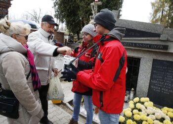 02.11.2019 Kielce. 02.11.2019 Kielce. Dzień Zaduszny. Kwesta na Cmentarzu Starym. Kwestują dziennikarze Radia Kielce Iwona Murawska i Michał Kita / Jarosław Kubalski / Radio Kielce