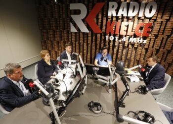 20.11.2019 Radio Kielce. Punkty Widzenia. Od lewej Jarosław Karyś - wiceprzewodniczący rady miasta, Katarzyna Czech-Kruczek - radna, Kamil Suchański - przewodniczący rady miasta, prowadzący audycje Robert Szumielewicz i Mateusz Machnicki - jeden z inicjatorów projektu ustawienia w Kielcach Pomnika „Rzeź Wołyńska” / Jarosław Kubalski / Radio Kielce