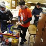 30.01.2019 Kielce. Zbiórka żywności w sklepie SPOŁEM przy Rynku / Jarosław Kubalski / Radio Kielce