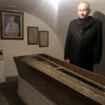 02.11.2019 Sandomierz. Podziemia kościoła św. Józefa. Na zdjęciu: ks. Jerzy Dąbek - proboszcz parafii przy szczątkach Teresy Izabeli Morsztynównej / Grażyna Szlęzak-Wójcik / Radio Kielce