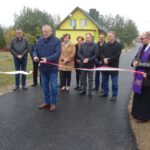 16.11.2019. Kunów. Otwarcie wyremontowanego fragmentu ulicy Iłżeckiej. Wstęgę przecina Lech Łodej - burmistrz Kunowa / Emilia Sitarska / Radio Kielce