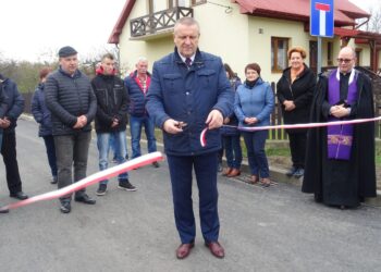07.11.2019. Kunów. Oddanie do użytku nowych dróg przy ulicy Małachowskiej. Na zdjęciu: Lech Łodej - burmistrz Kunowa / Emilia Sitarska / Radio Kielce