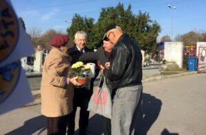 01.11.2019 Starachowice. Kwesta. Datki zbierają poseł Krzysztof Lipiec i Tomasz Andrzejewski - radny starachowicki / Facebook