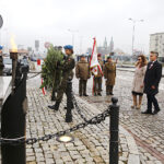 11.11.2019 Kielce. Złożenie kwiatów przed Pomnikiem Niepodległości. Kwiaty składają wojewoda Agata Wojtyszek i senator Krzysztof Słoń / Jarosław Kubalski / Radio Kielce
