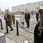 11.11.2019 Kielce. Złożenie kwiatów przed Pomnikiem Niepodległości. Kwiaty składają wojewoda Agata Wojtyszek i senator Krzysztof Słoń / Jarosław Kubalski / Radio Kielce