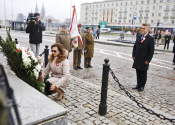 11.11.2019 Kielce. Złożenie kwiatów przed Pomnikiem Niepodległości. Kwiaty składają wojewoda Agata Wojtyszek i senator Krzysztof Słoń / Jarosław Kubalski / Radio Kielce