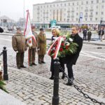11.11.2019 Kielce. Złożenie kwiatów przed Pomnikiem Niepodległości. Kwiaty składaj. Kwiaty składają wicemarszałek Renata Janik i Marek Strzała - wiceprzewodniczący sejmiku województwa / Jarosław Kubalski / Radio Kielce