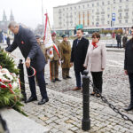 11.11.2019 Kielce. Złożenie kwiatów przed Pomnikiem Niepodległości. Kwiaty składa Bogdan Wenta - prezydent Kielc. Na nim (od lewej): Kamil Suchański - przewodniczący Rady Miasta Kielce, Danuta Papaj - wiceprezydent Kielc, Szczepan Skorupski - sekretarz miasta Kielce i Sławomir Stachura - dyrektor kancelarii prezydenta Kielc / Jarosław Kubalski / Radio Kielce