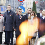 11.11.2019 Kielce. Złożenie kwiatów przed Pomnikiem Niepodległości. Na zdjęciu (od lewej): Arkadiusz Kubiec - wiceprezydent Kielc, Danuta Papaj - wiceprezydent Kielc, Bogdan Wenta - prezydent Kielc, senator Krzysztof Słoń, Kamil Suchański - przewodniczący Rady Miasta Kielce, wojewoda Agata Wojtyszek i wicemarszałek Renata Janik / Jarosław Kubalski / Radio Kielce